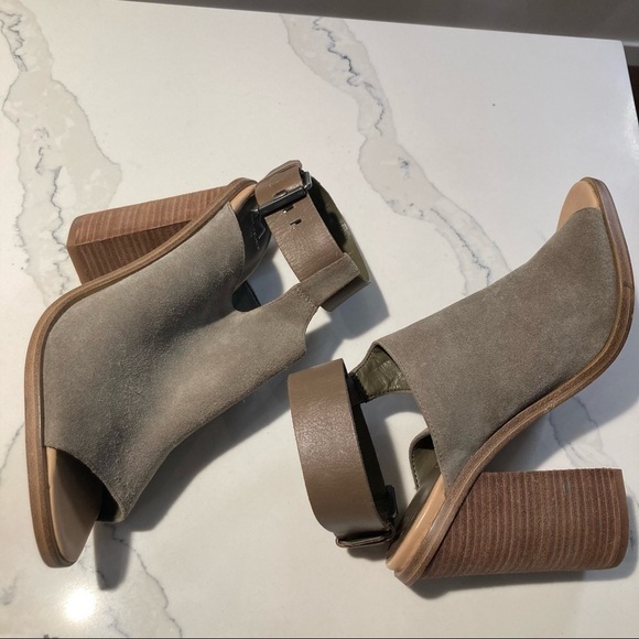 MARC FISHER Sz 10  Vashi Peep Toe Suede Stacked 4.5” Heel Booties - Picture 10 of 11